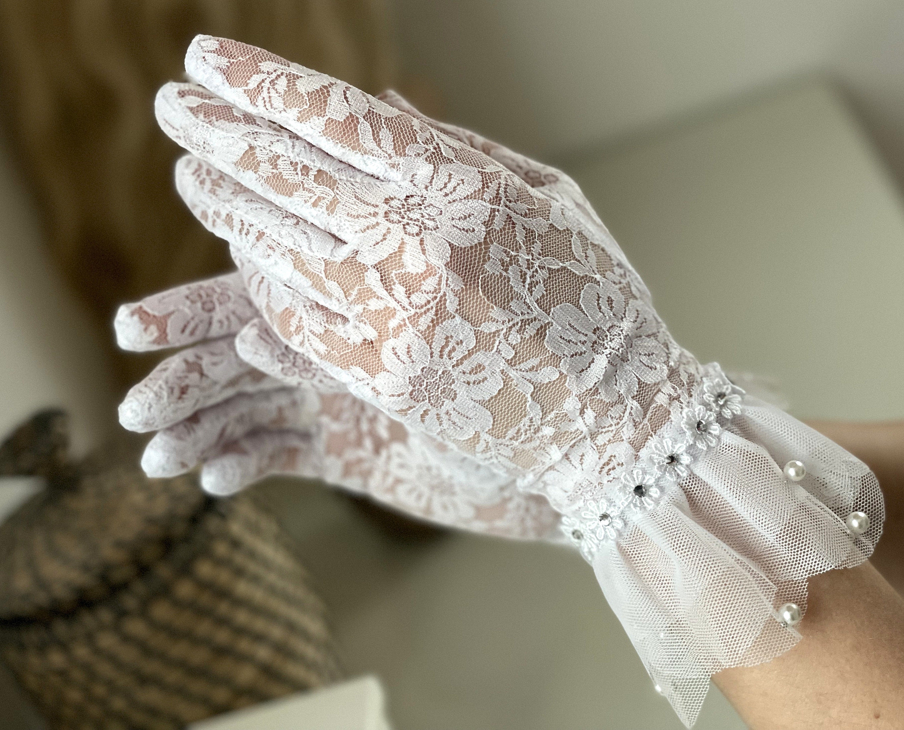 Brauthandschuhe – Elegante Spitzenhandschuhe mit Tüll & Perlen – Klamitka