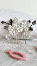 Detailaufnahme weißer Kommunion Haarkamm mit Perlenblüten und silbernen Blättern, zarter Haarschmuck Erstkommunion