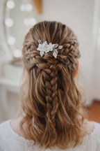 Weißer Kommunion Haarkamm mit Perlenblüten im halboffenen Haar getragen, zarter Kopfschmuck für Erstkommunion Frisur