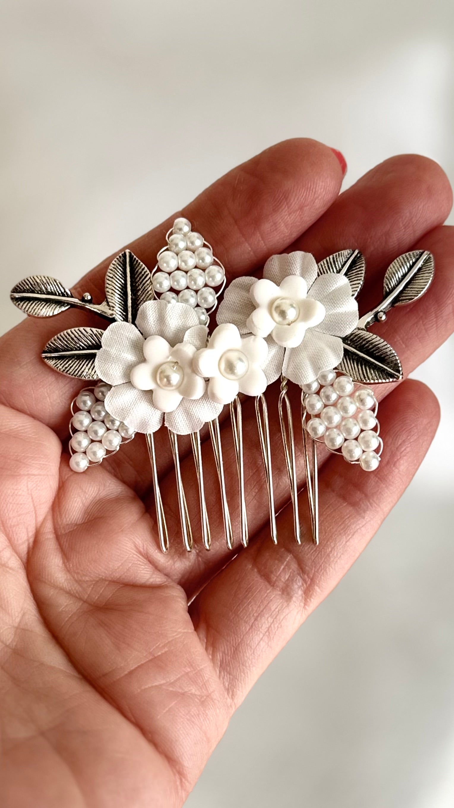 Kommunion Haarschmuck Haarkamm Weiß mit Perlen und Blumen, silberfarbene Blätter, festlicher Kopfschmuck für Mädchen