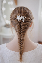 Festlicher Kommunion Haarschmuck im geflochtenen Haar, Haarkamm mit weißen Blumen und silbernen Blättern