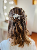 Eleganter Kommunionhaarschmuck im Haar von hinten, weißer Perlen Haarkamm für Mädchen mit zarter Festfrisur