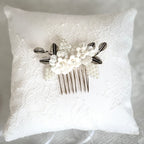 Eleganter Haarkamm für Kommunion, weißer Perlen Haarschmuck mit Blumen und Blättern in Silberoptik