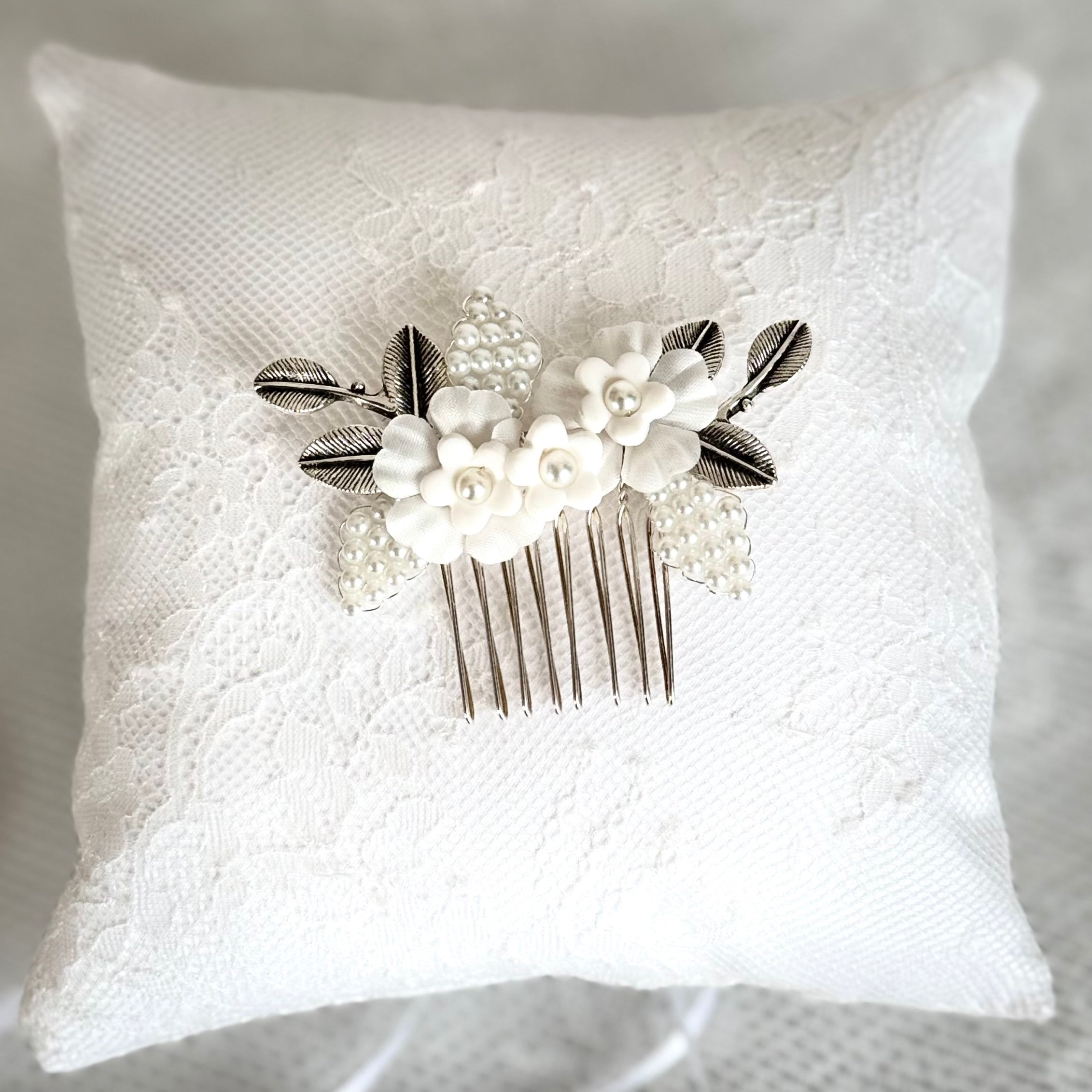 Eleganter Haarkamm für Kommunion, weißer Perlen Haarschmuck mit Blumen und Blättern in Silberoptik