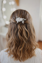 Kommunion Haarschmuck im Haar – weißer Haarkamm mit Perlen und Blumen in silberner Optik, festliche Flechtfrisur für Mädchen