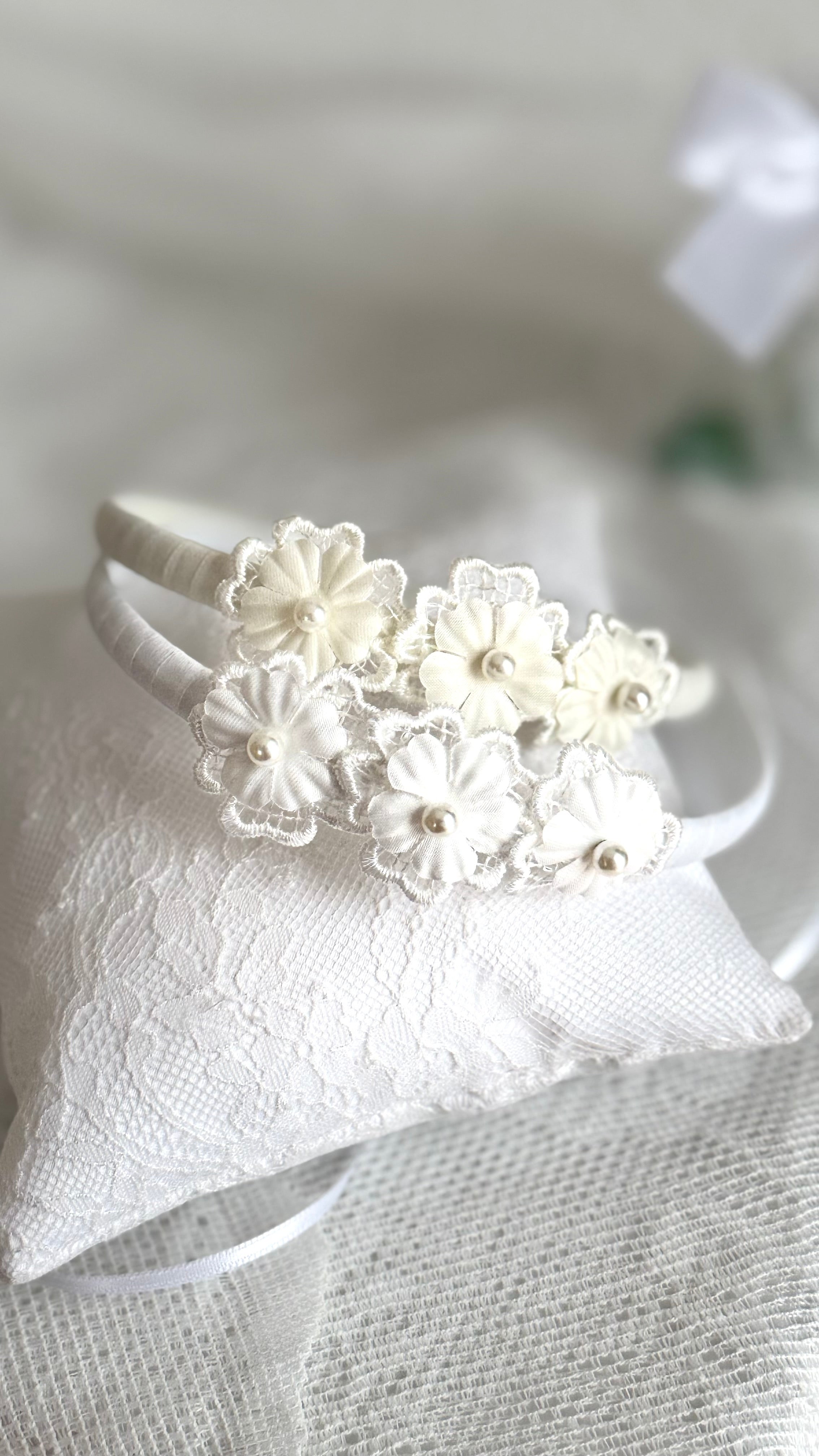 Kommunion Haarreif Blumen – Weiß oder Ivory, Stoffblumen mit Perlen