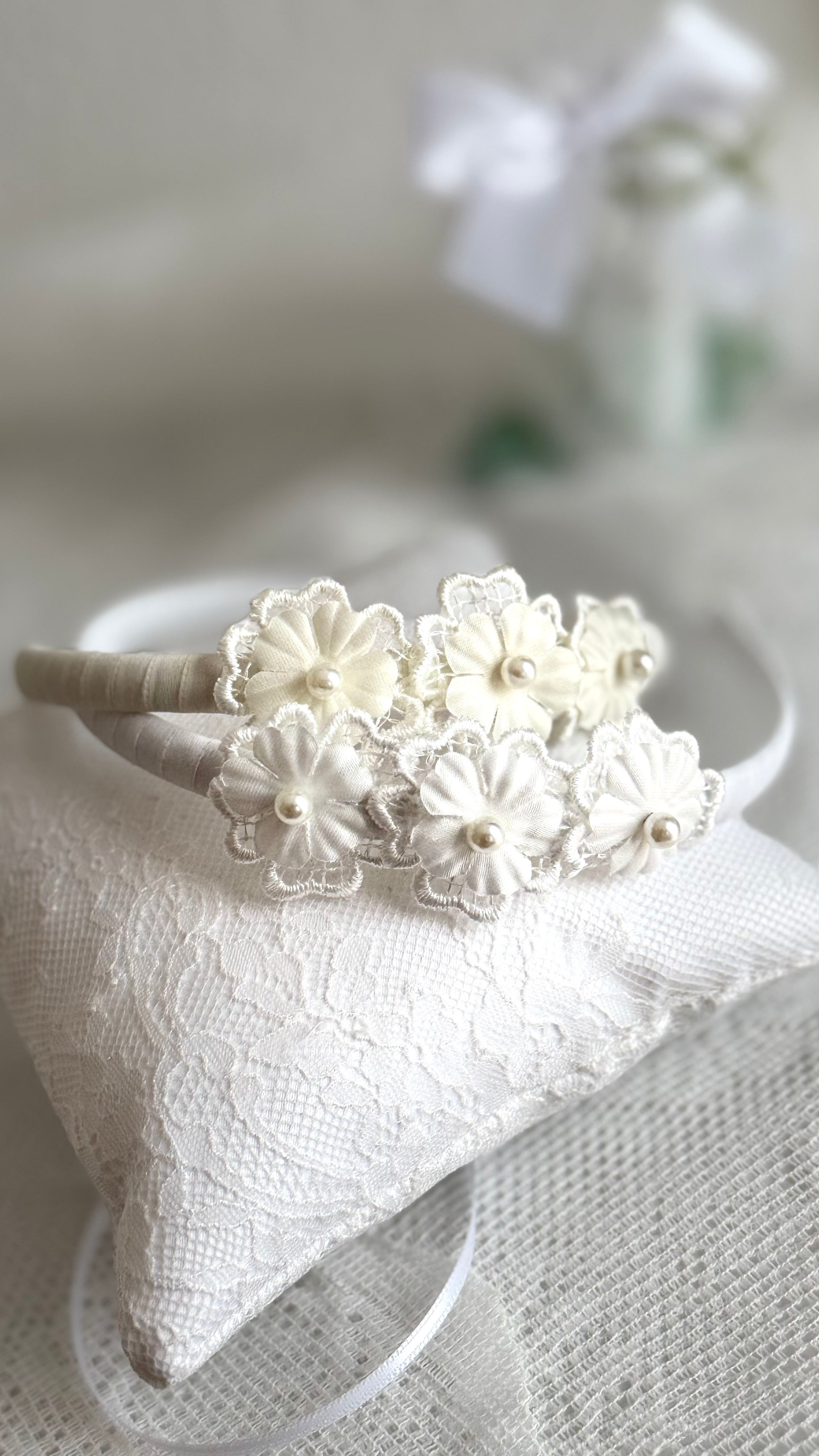 Kommunion Haarreif Blumen – Weiß oder Ivory, Stoffblumen mit Perlen