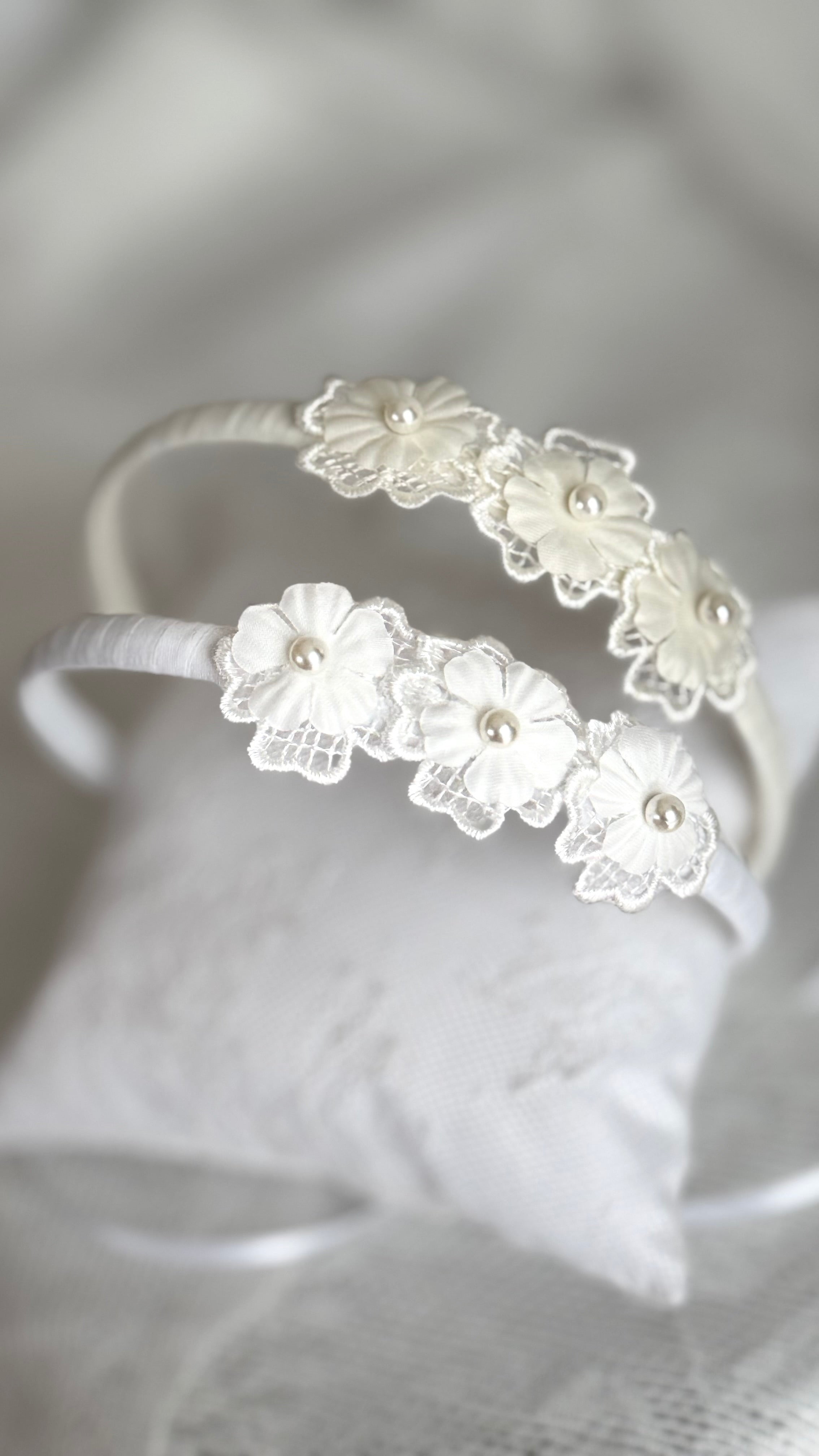 Kommunion Haarreif Blumen – Weiß oder Ivory, Stoffblumen mit Perlen