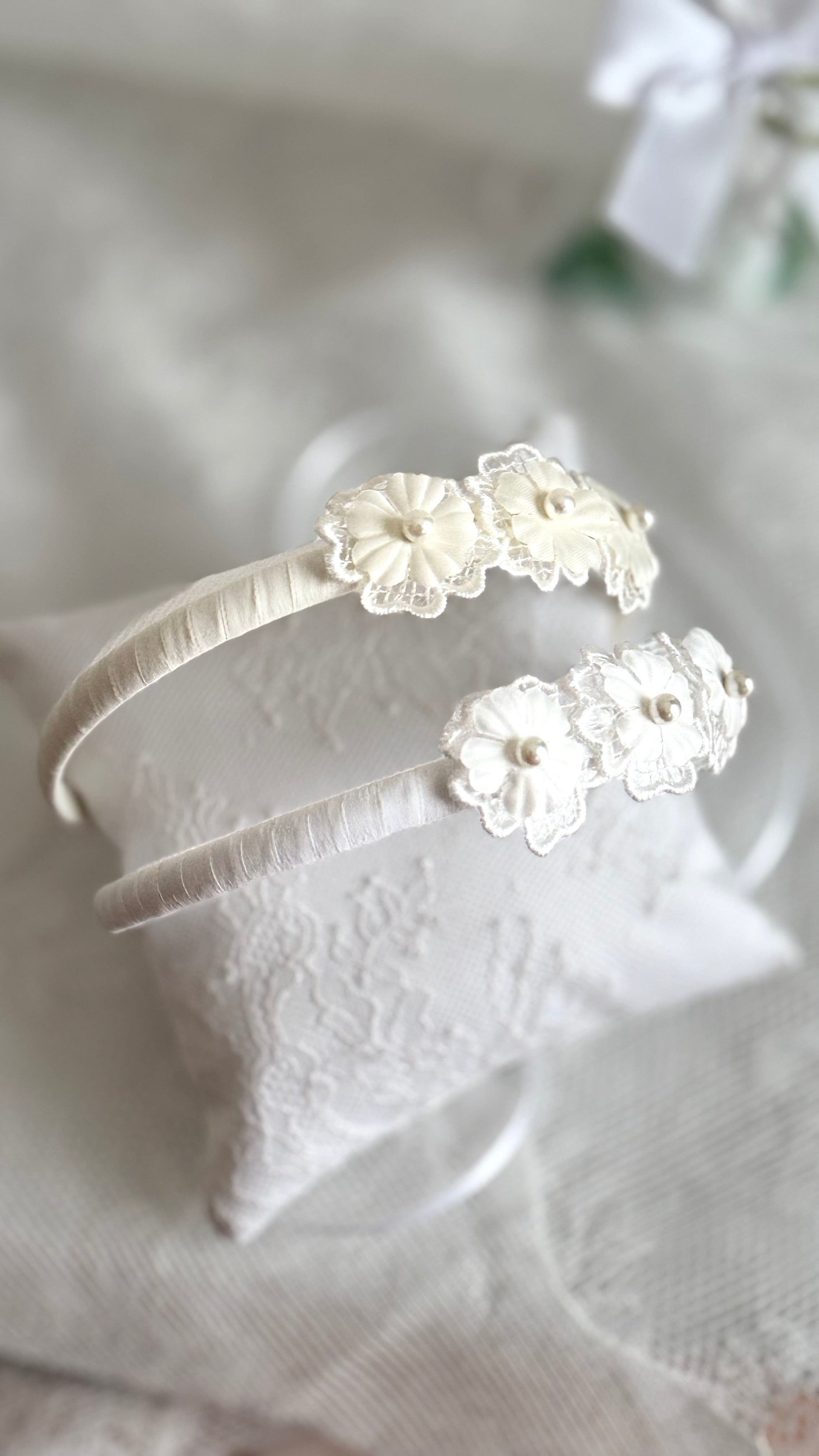 Kommunion Haarreif Blumen – Weiß oder Ivory, Stoffblumen mit Perlen