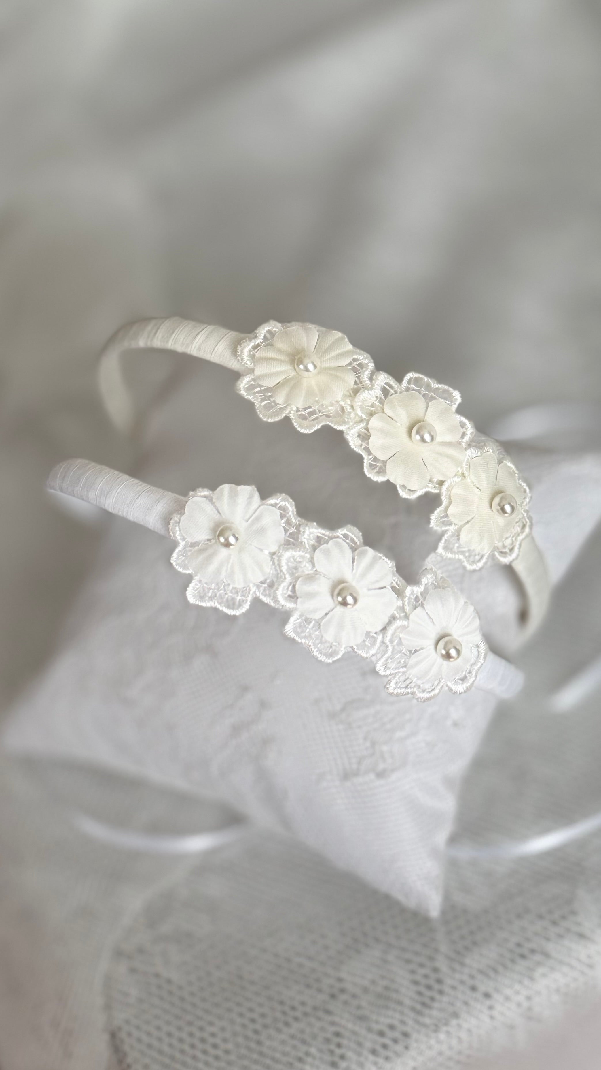 Kommunion Haarreif Blumen – Weiß oder Ivory, Stoffblumen mit Perlen