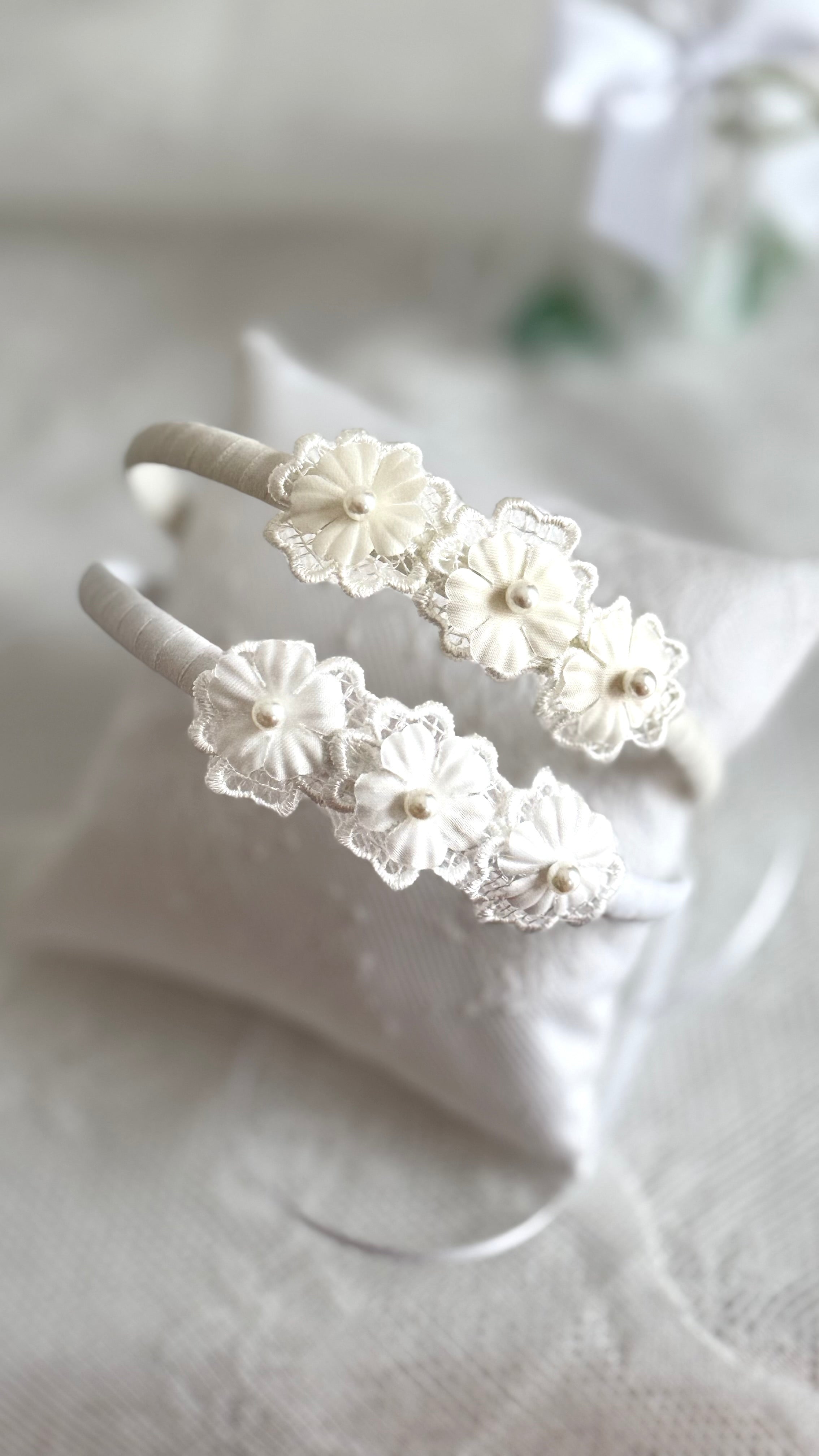 Kommunion Haarreif Blumen – Weiß oder Ivory, Stoffblumen mit Perlen