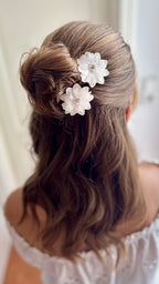 Haarschmuck Kommunion – Kopfschmuck Kommunion | Haarklammer mit Blume in Ivory (Off-White), Perlen und geschliffenem Stein