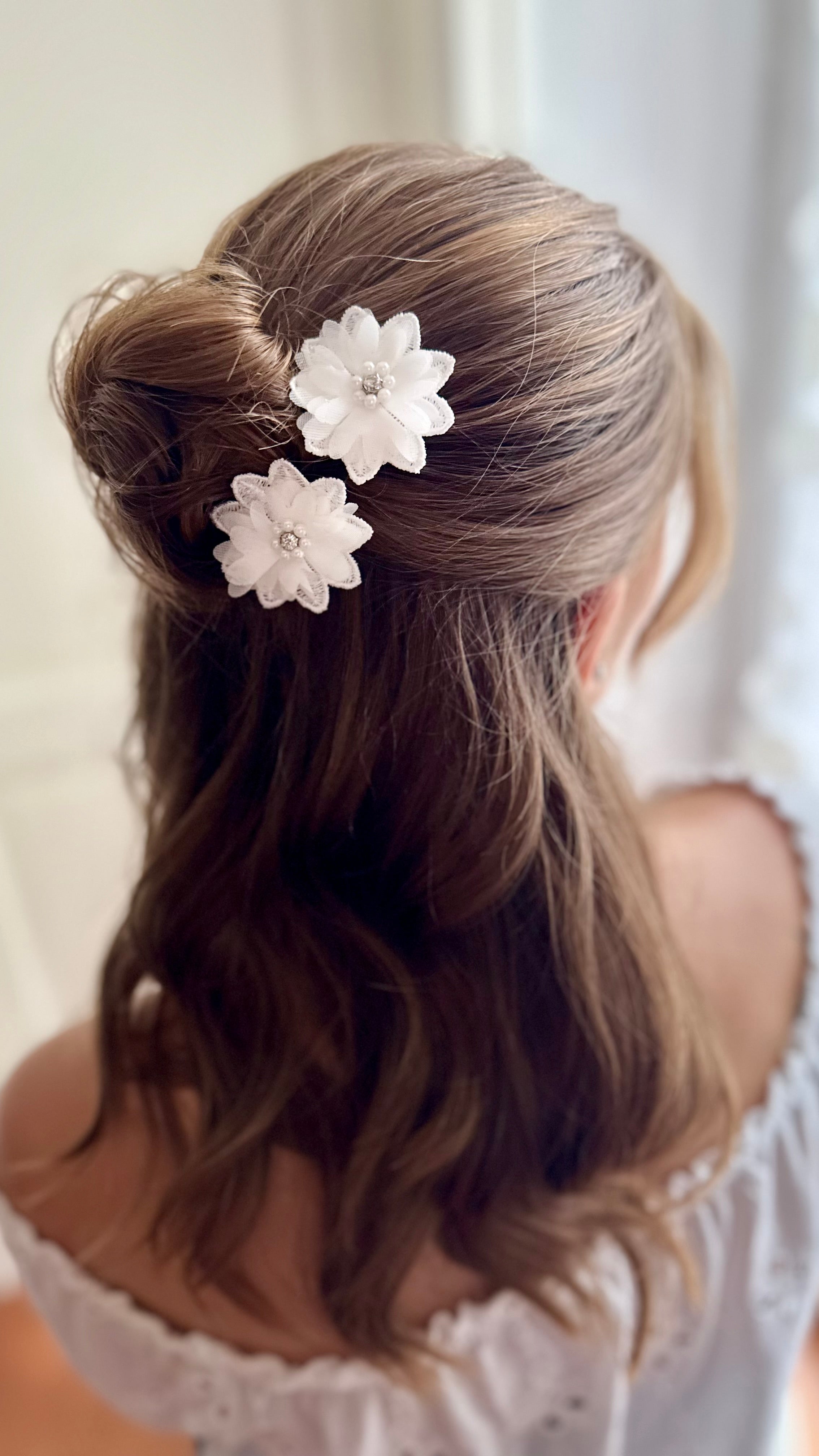 Haarschmuck Kommunion – Kopfschmuck Kommunion | Haarklammer mit Blume in Ivory (Off-White), Perlen und geschliffenem Stein