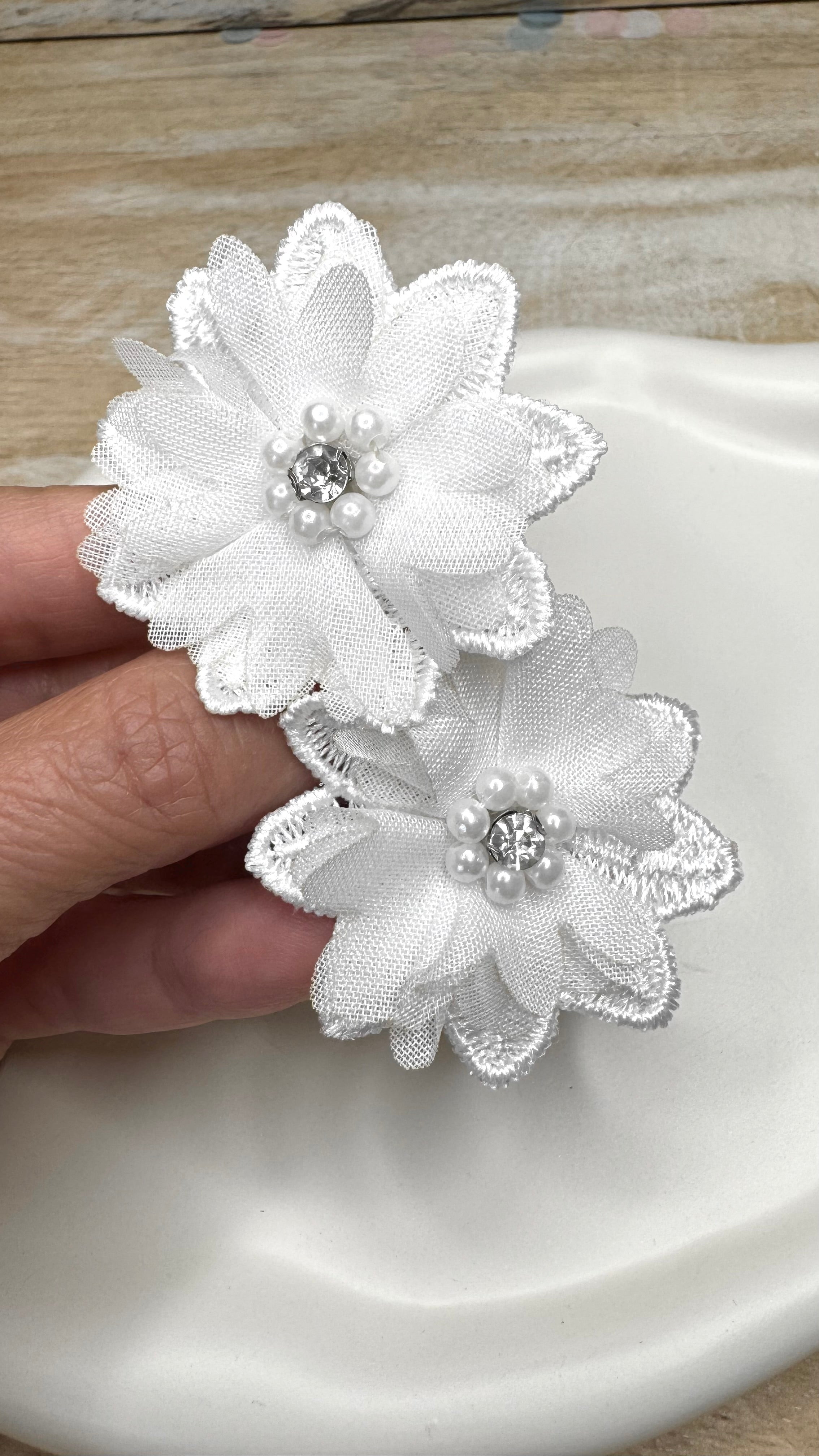 Haarschmuck Kommunion – Kopfschmuck Kommunion | Haarklammer mit Blume in Ivory (Off-White), Perlen und geschliffenem Stein