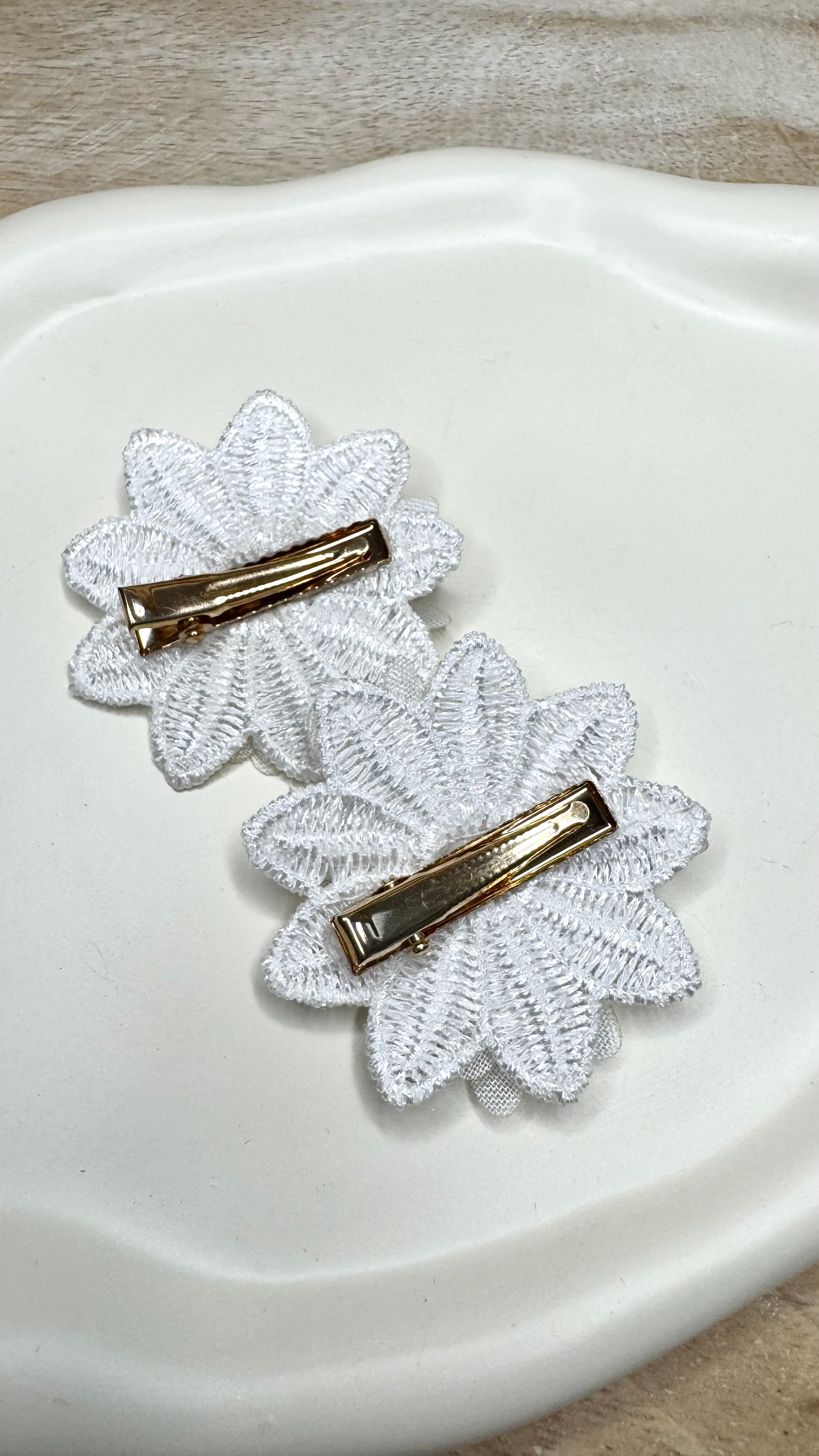 Haarschmuck Kommunion – Kopfschmuck Kommunion | Haarklammer mit Blume in Ivory (Off-White), Perlen und geschliffenem Stein