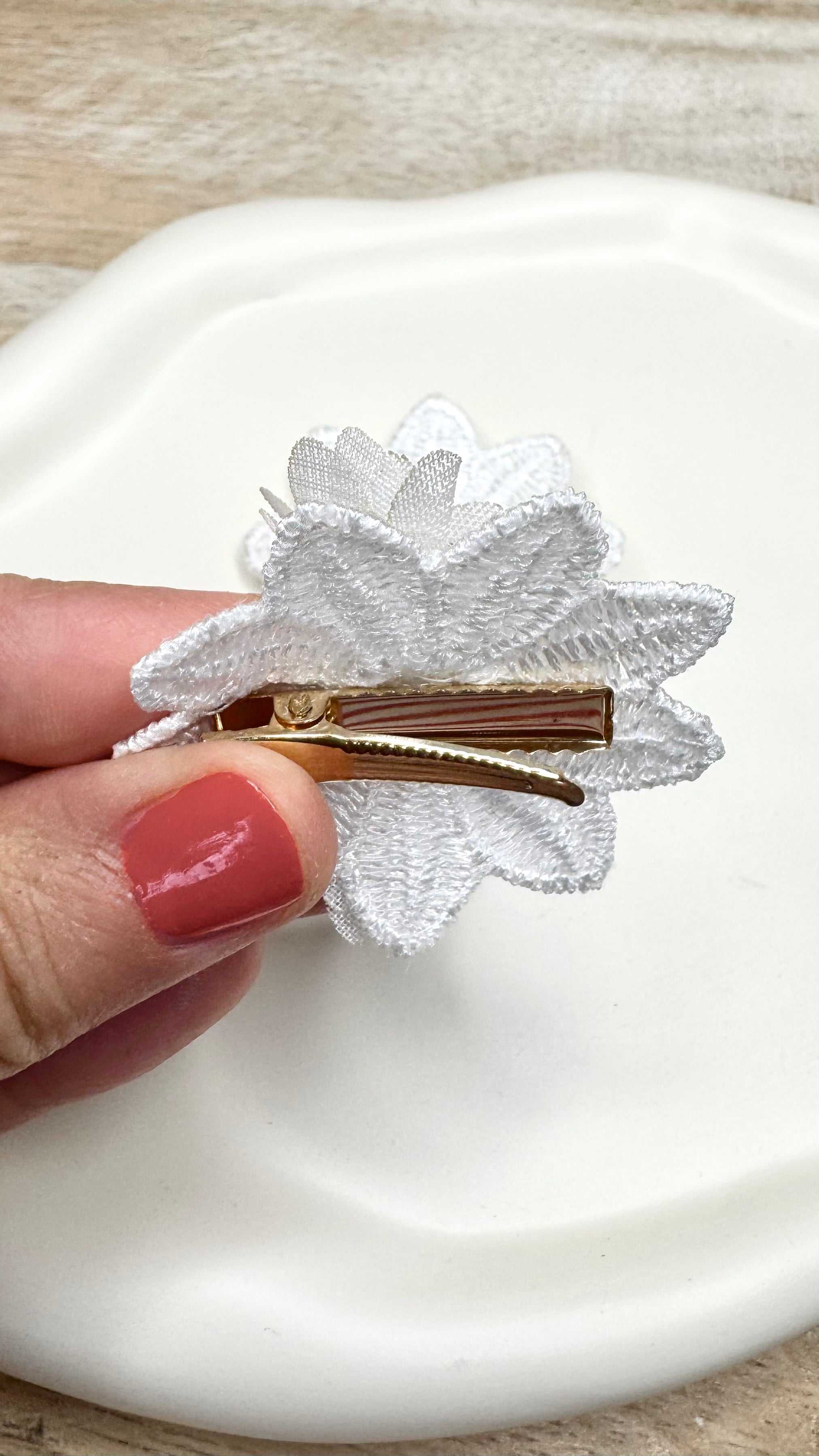 Haarschmuck Kommunion – Kopfschmuck Kommunion | Haarklammer mit Blume in Ivory (Off-White), Perlen und geschliffenem Stein