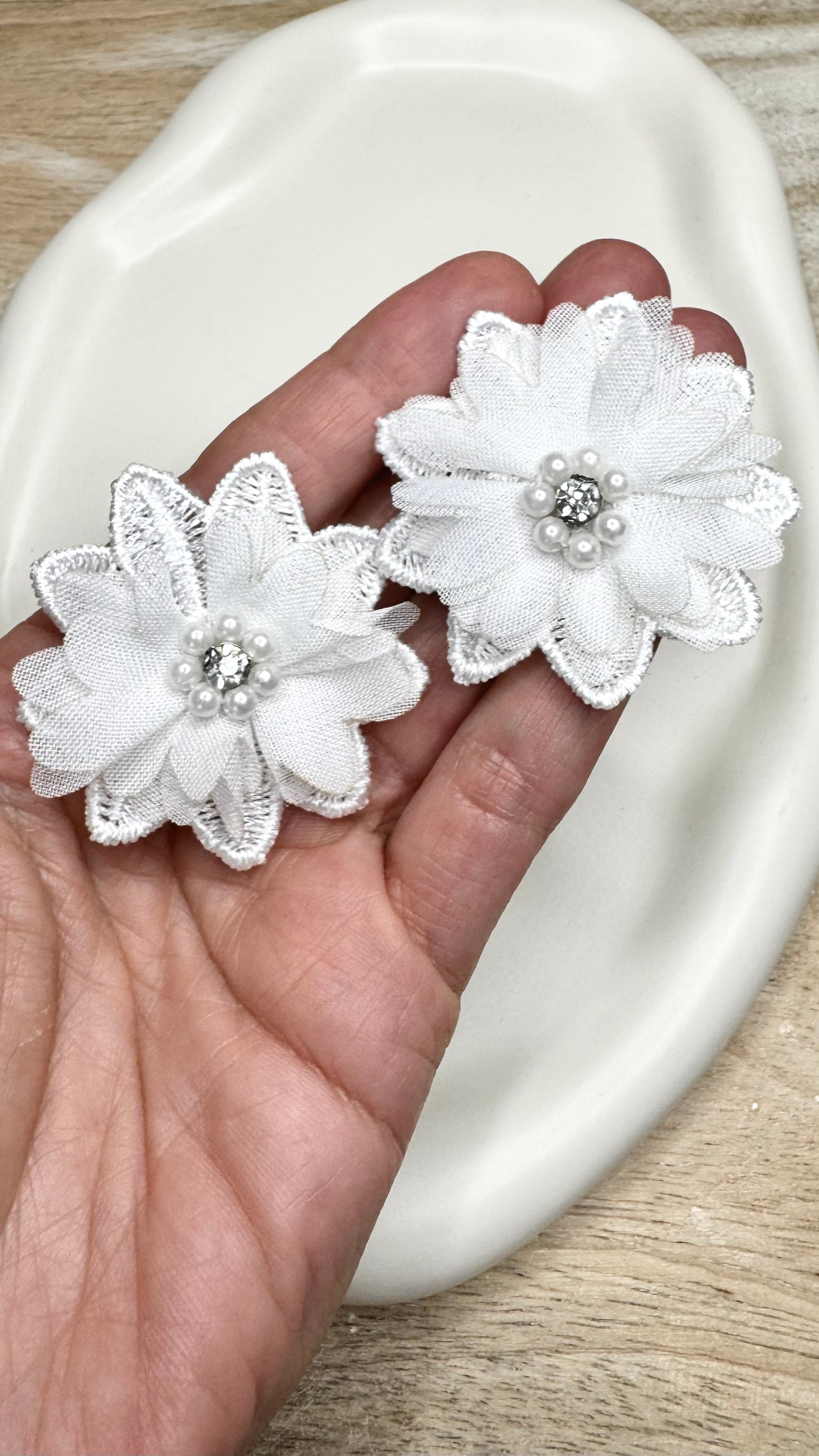Haarschmuck Kommunion – Kopfschmuck Kommunion | Haarklammer mit Blume in Ivory (Off-White), Perlen und geschliffenem Stein