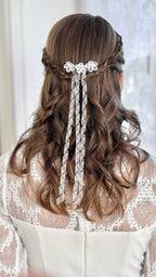 Handgefertigter Haarkamm zur Erstkommunion mit zarten Blumen, Perlen und weich fallenden Organzabändern.