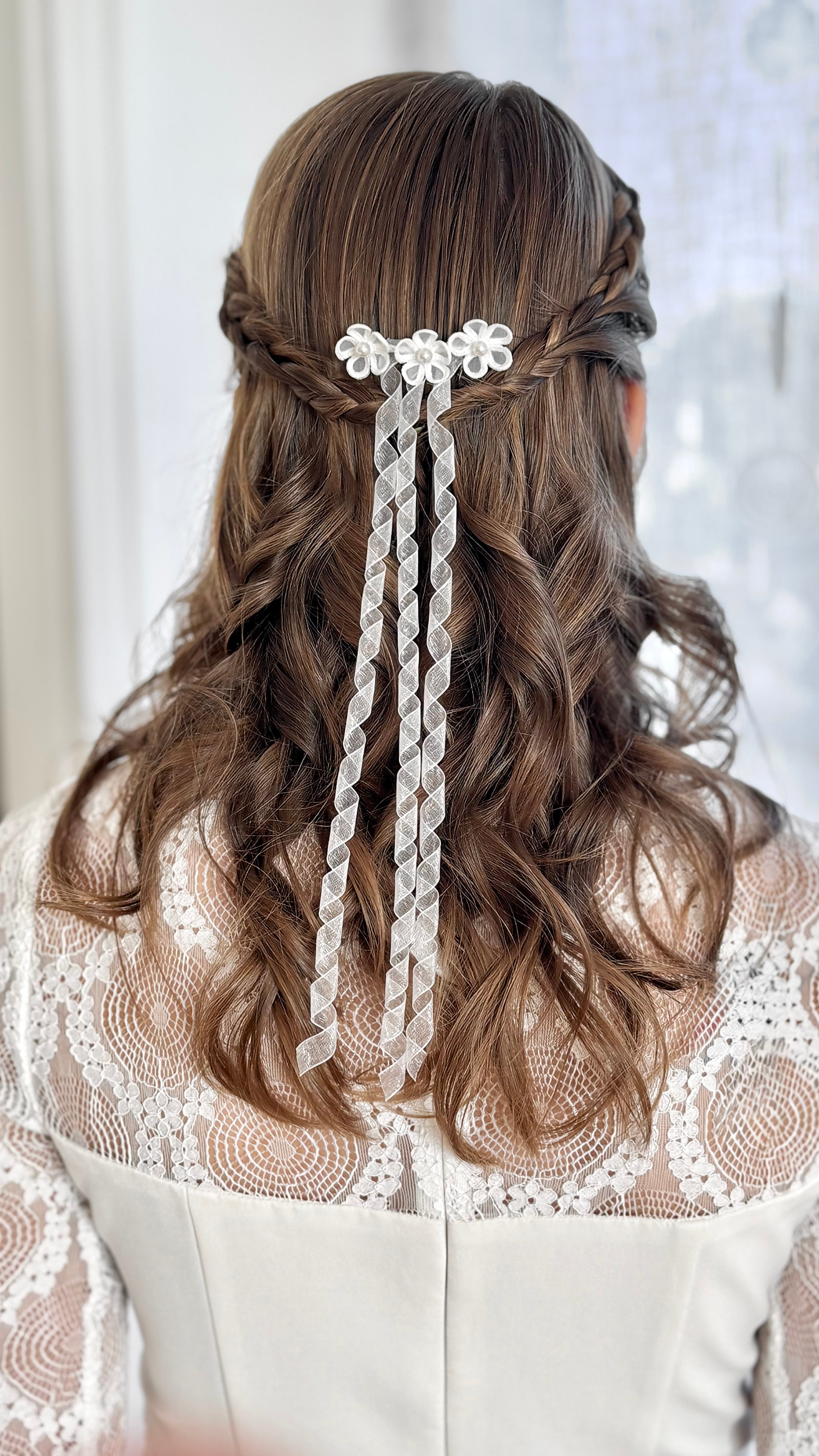 Handgefertigter Haarkamm zur Erstkommunion mit zarten Blumen, Perlen und weich fallenden Organzabändern.