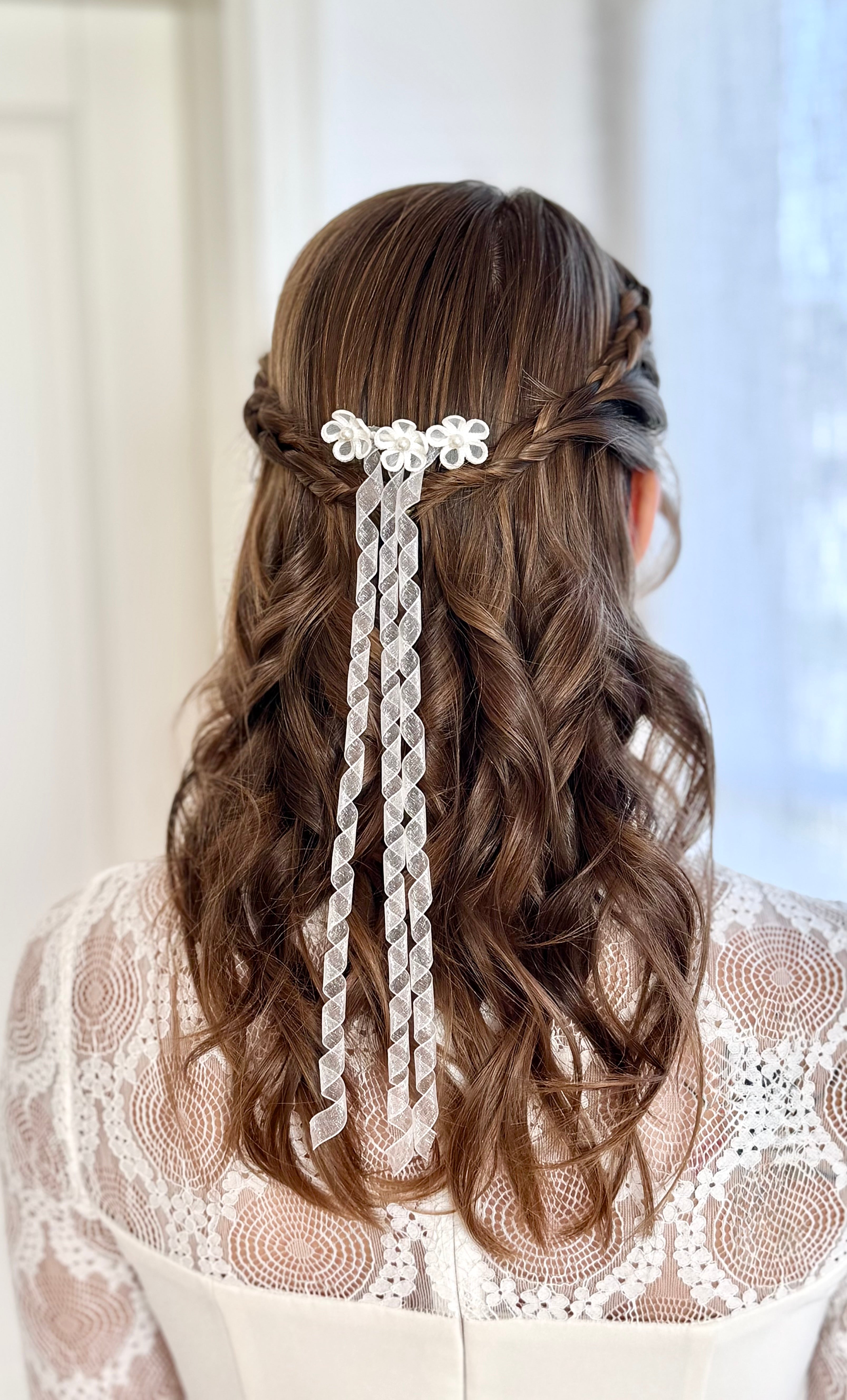 Haarschmuck zur Kommunion für Mädchen, floraler Haarkamm für festliche Frisuren.