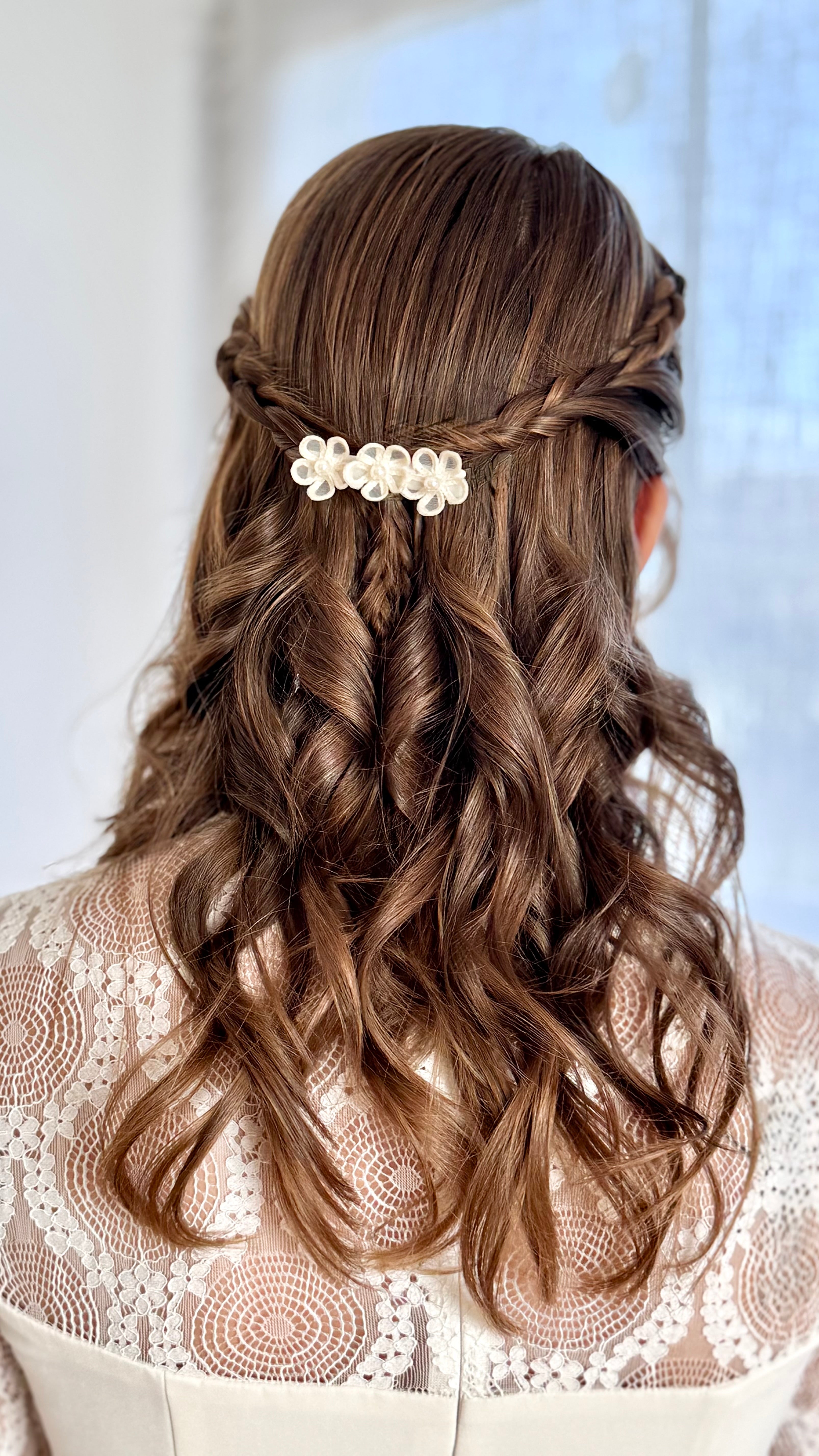 zarter blumenschmuck kommunion mädchen