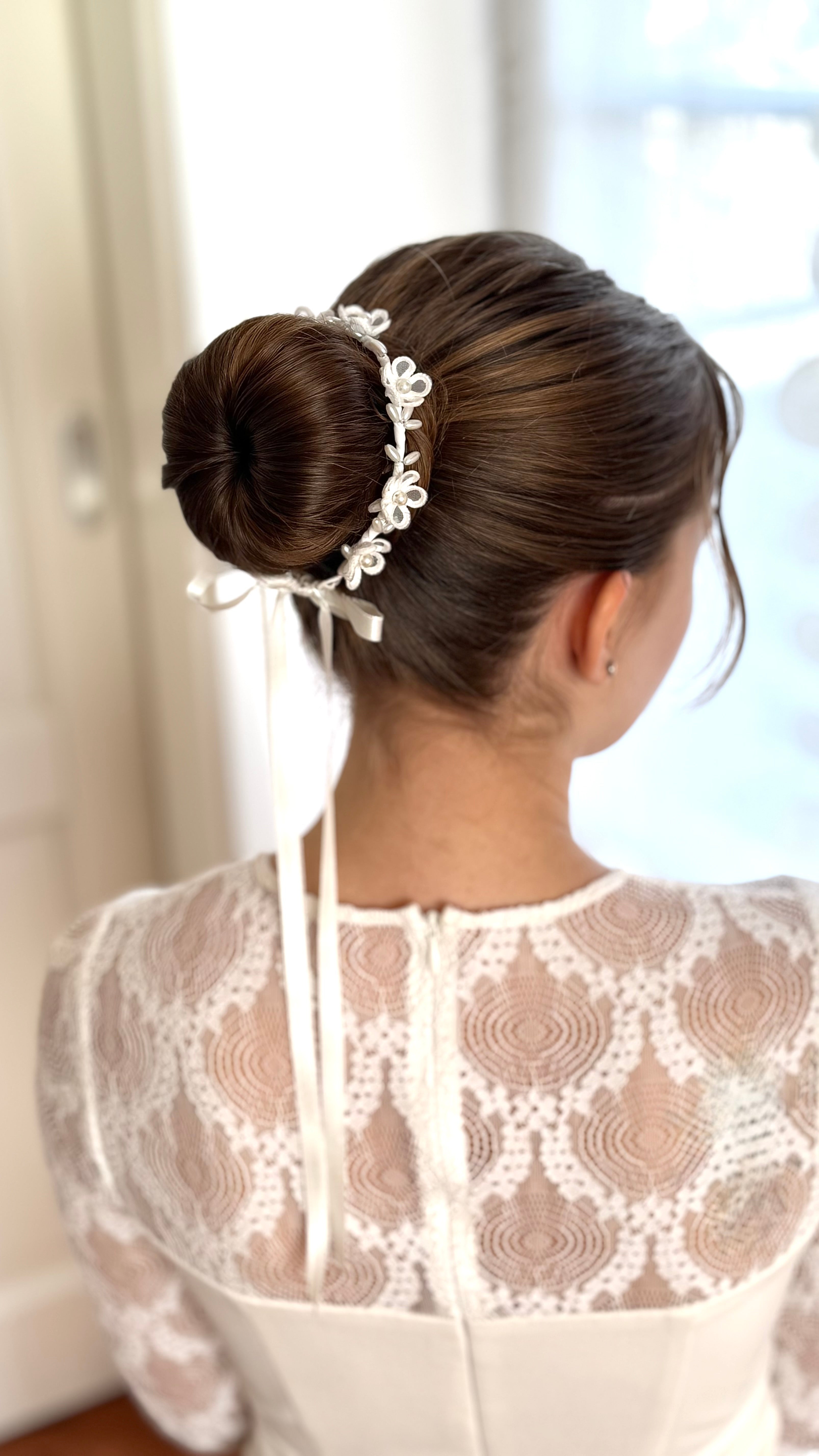 Haarkranz Kommunion – Haarschmuck Kommunion Dutt mit zarten Blumen und ovalen Perlen