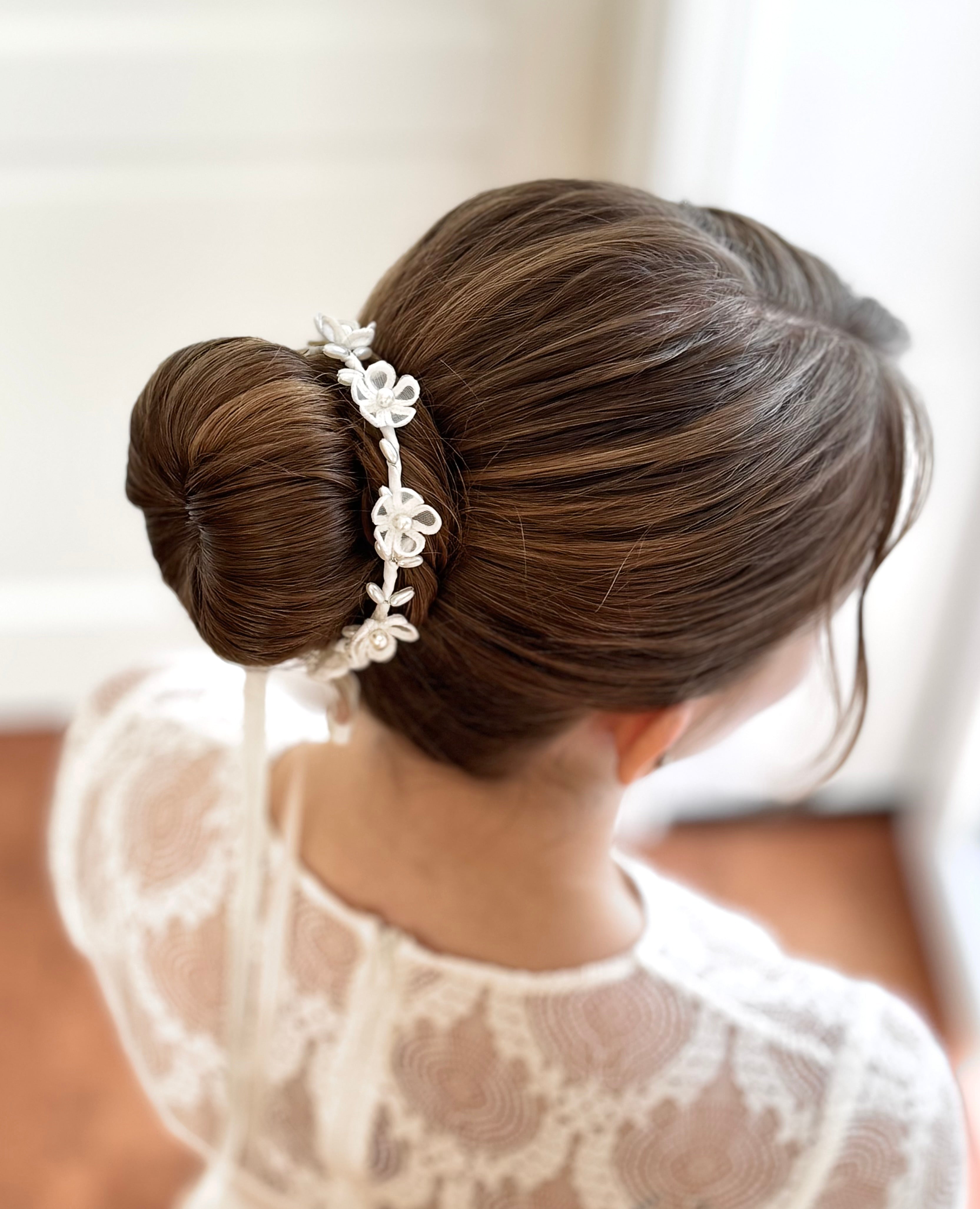 Haarkranz Kommunion – Haarschmuck Kommunion Dutt mit zarten Blumen und ovalen Perlen