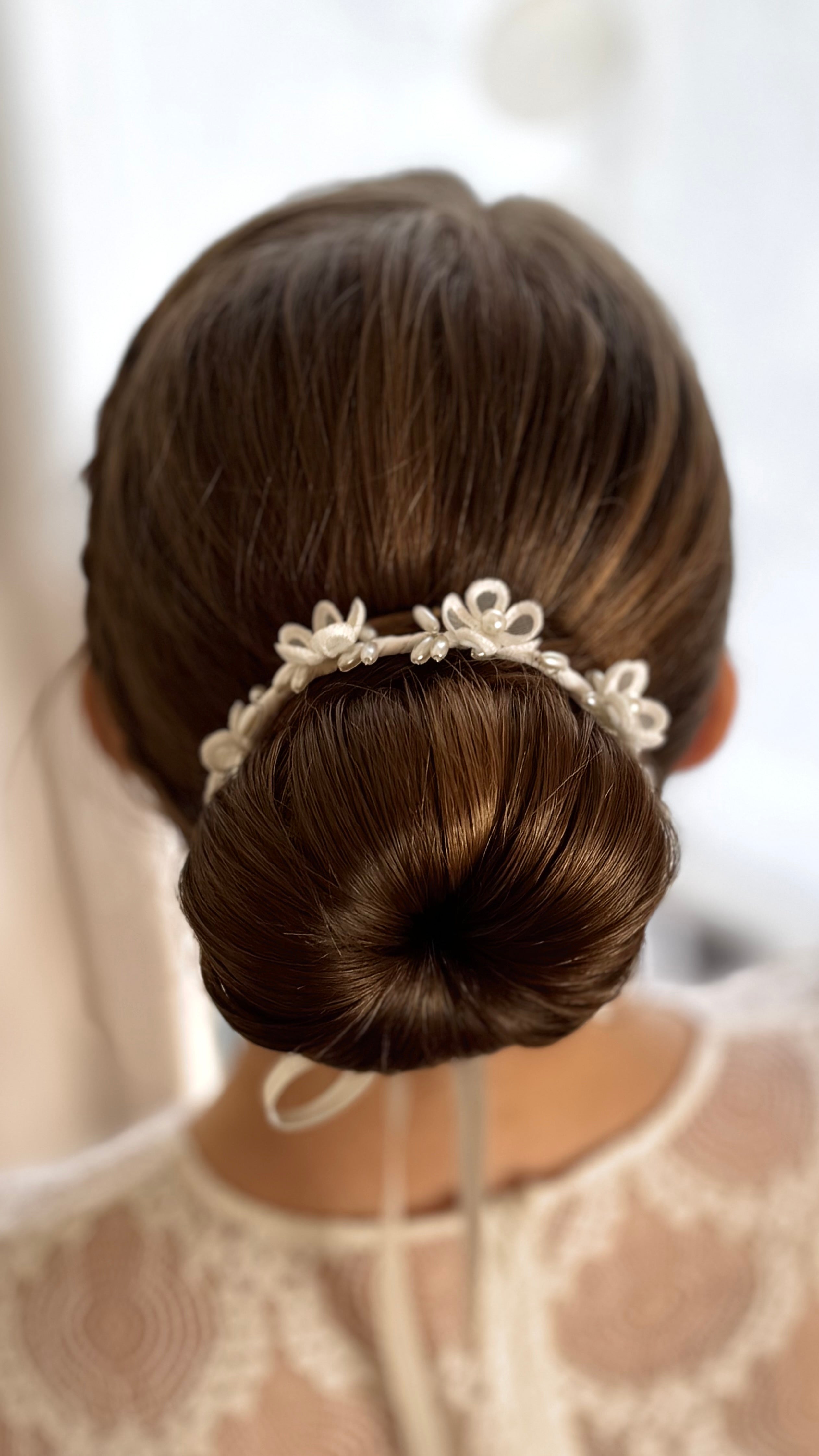 Haarkranz Kommunion – Haarschmuck Kommunion Dutt mit zarten Blumen und ovalen Perlen