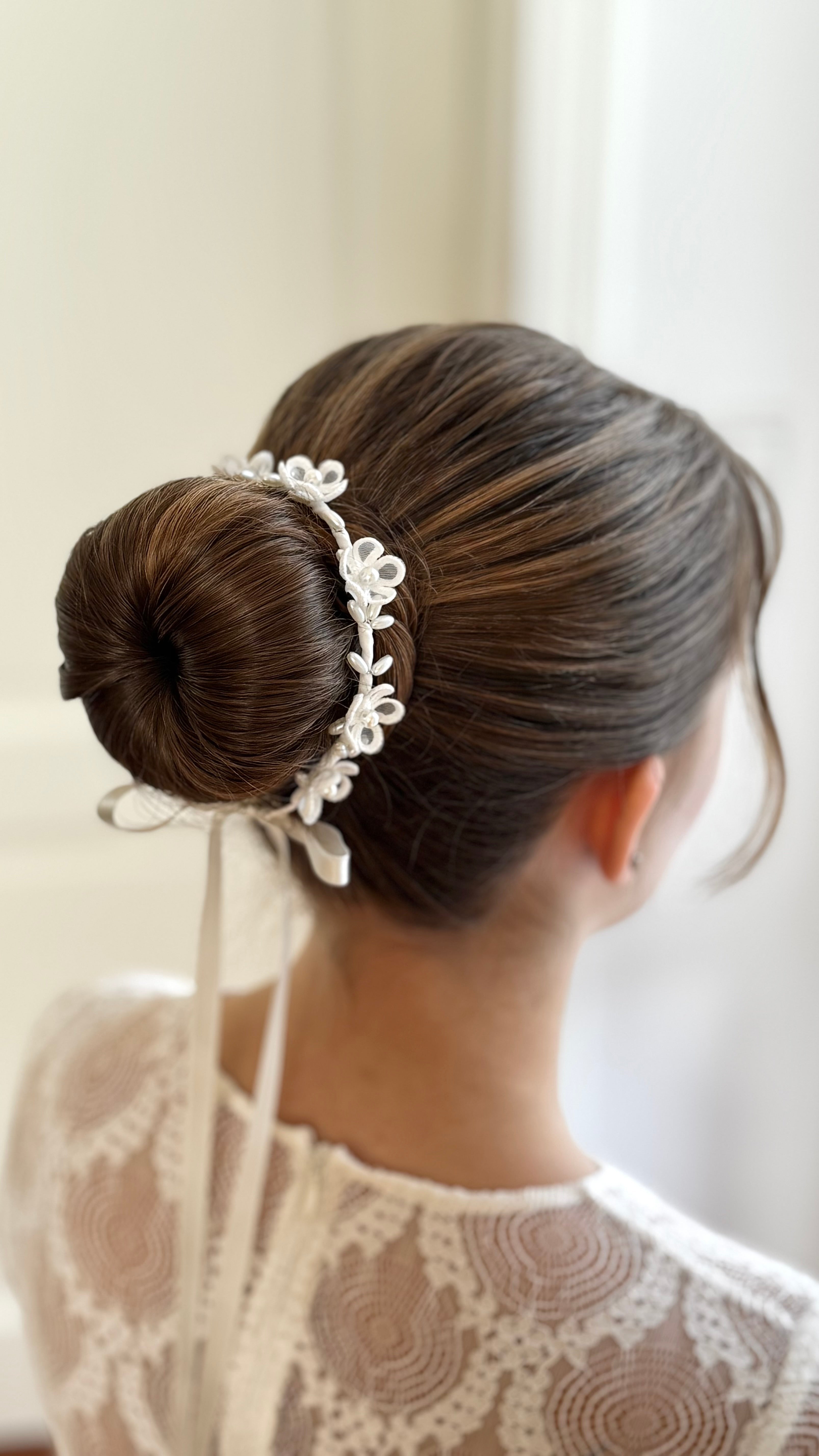 Haarkranz Kommunion – Haarschmuck Kommunion Dutt mit zarten Blumen und ovalen Perlen