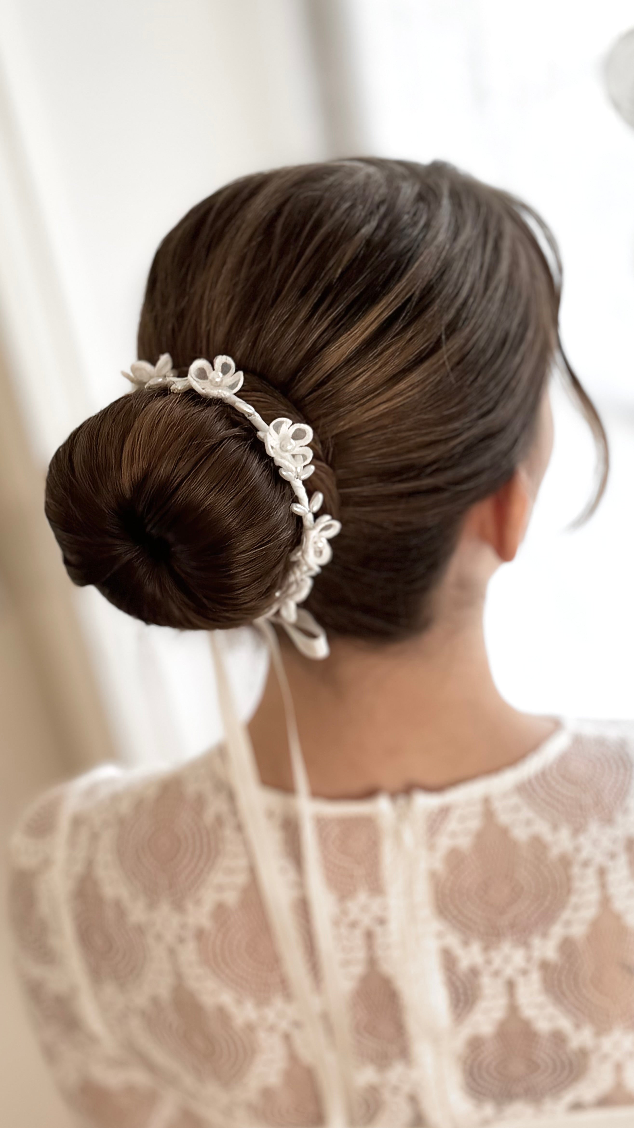 Haarkranz Kommunion – Haarschmuck Kommunion Dutt mit zarten Blumen und ovalen Perlen