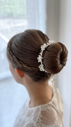 Haarkranz Kommunion – Haarschmuck Kommunion Dutt mit zarten Blumen und ovalen Perlen