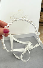 Handgefertigter Kommunion-Haarschmuck für Dutts, mit weißen Perlen und kleinen Blumen, flexibel mit Satinbändern.