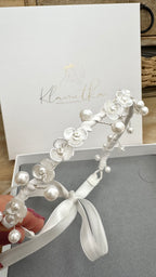 Handgemachter Haarschmuck zur Kommunion mit weißen Perlen und Blumen, flexibel und leicht gebogen, zum Binden geeignet.