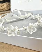 Haarkranz Kommunion – Haarschmuck Kommunion Dutt mit zarten Blumen und ovalen Perlen