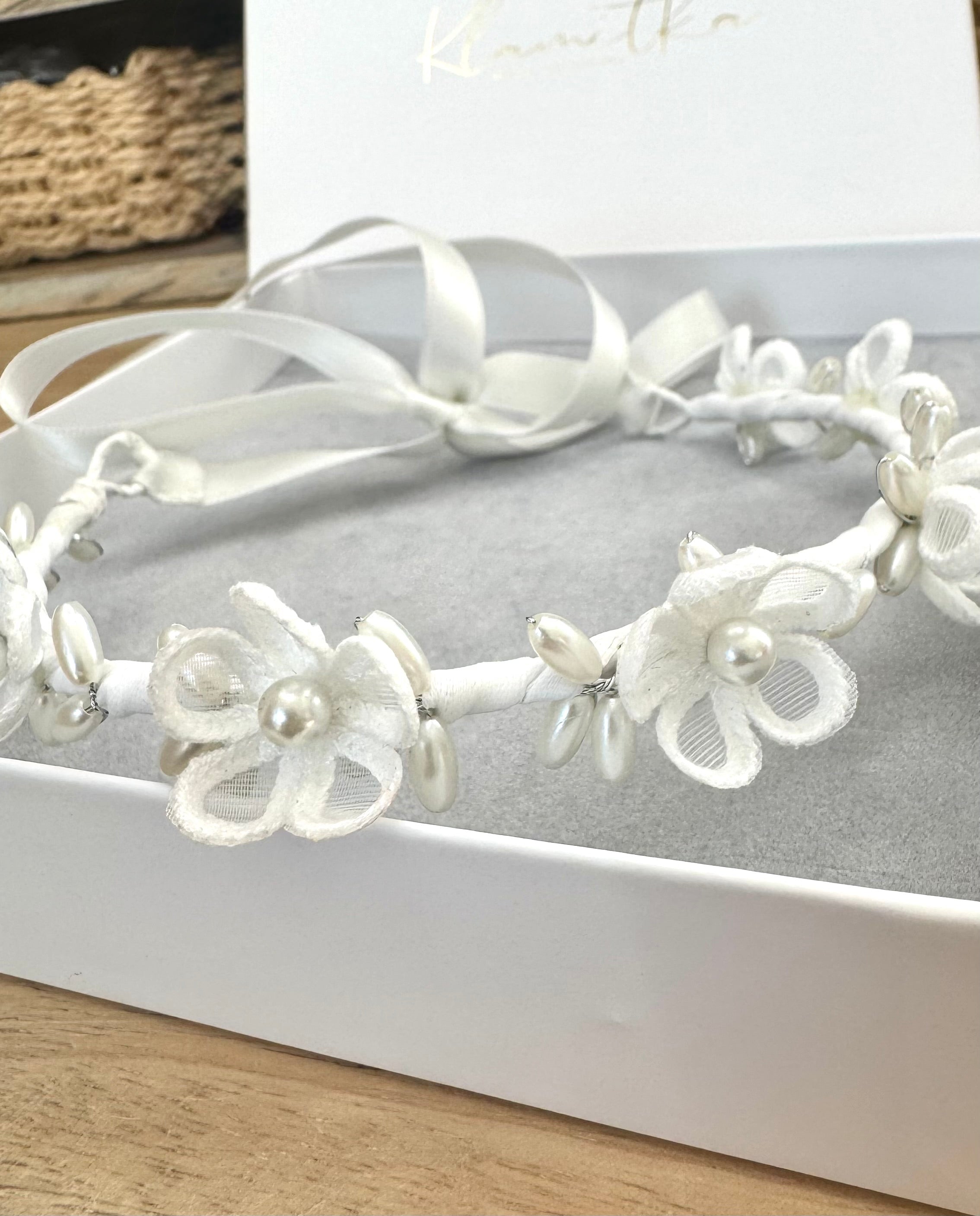 Haarkranz Kommunion – Haarschmuck Kommunion Dutt mit zarten Blumen und ovalen Perlen