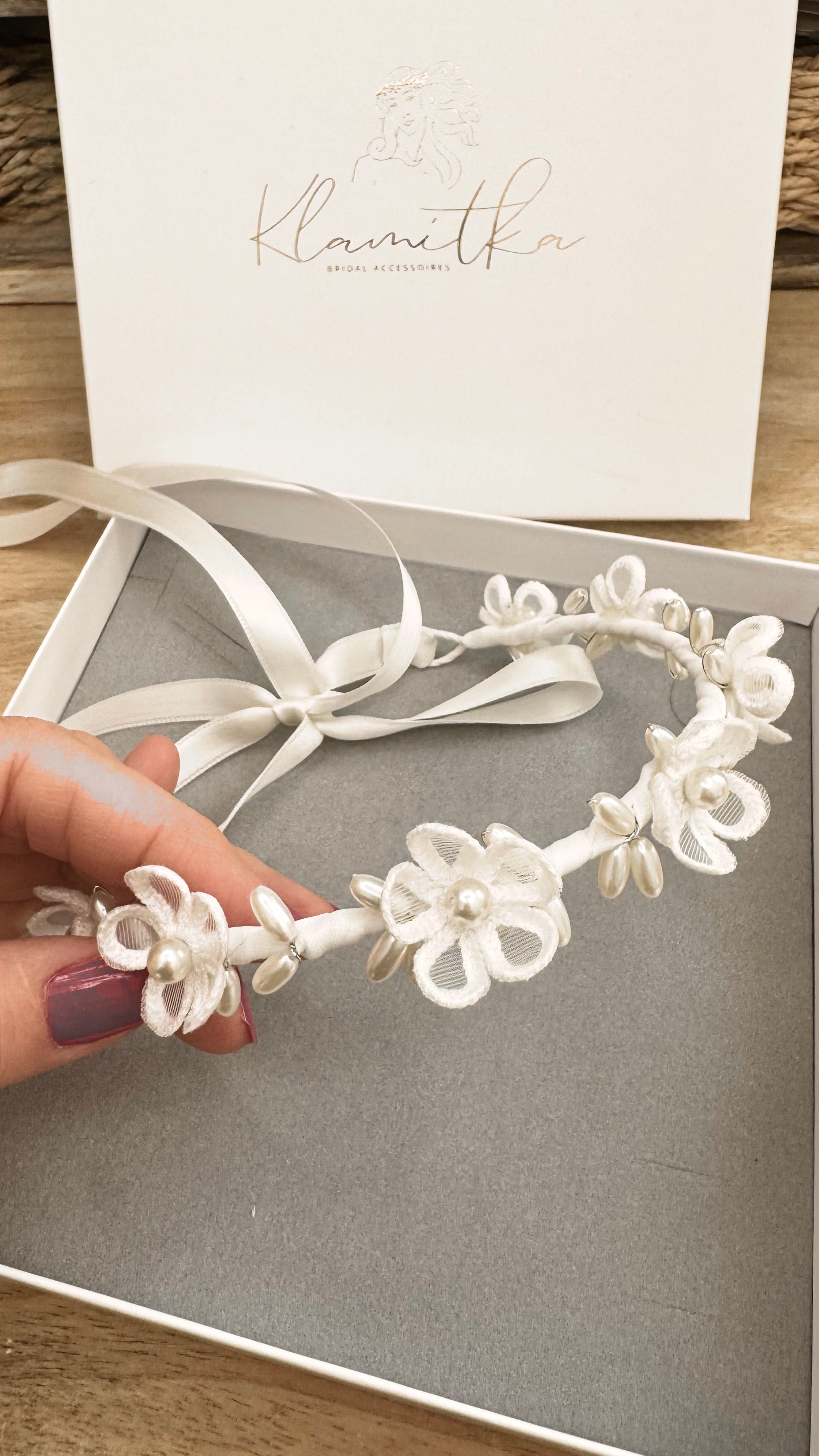 Haarkranz Kommunion – Haarschmuck Kommunion Dutt mit zarten Blumen und ovalen Perlen