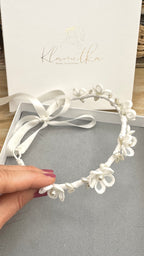 Haarkranz Kommunion – Haarschmuck Kommunion Dutt mit zarten Blumen und ovalen Perlen