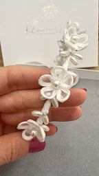 Haarkranz Kommunion – Haarschmuck Kommunion Dutt mit zarten Blumen und ovalen Perlen