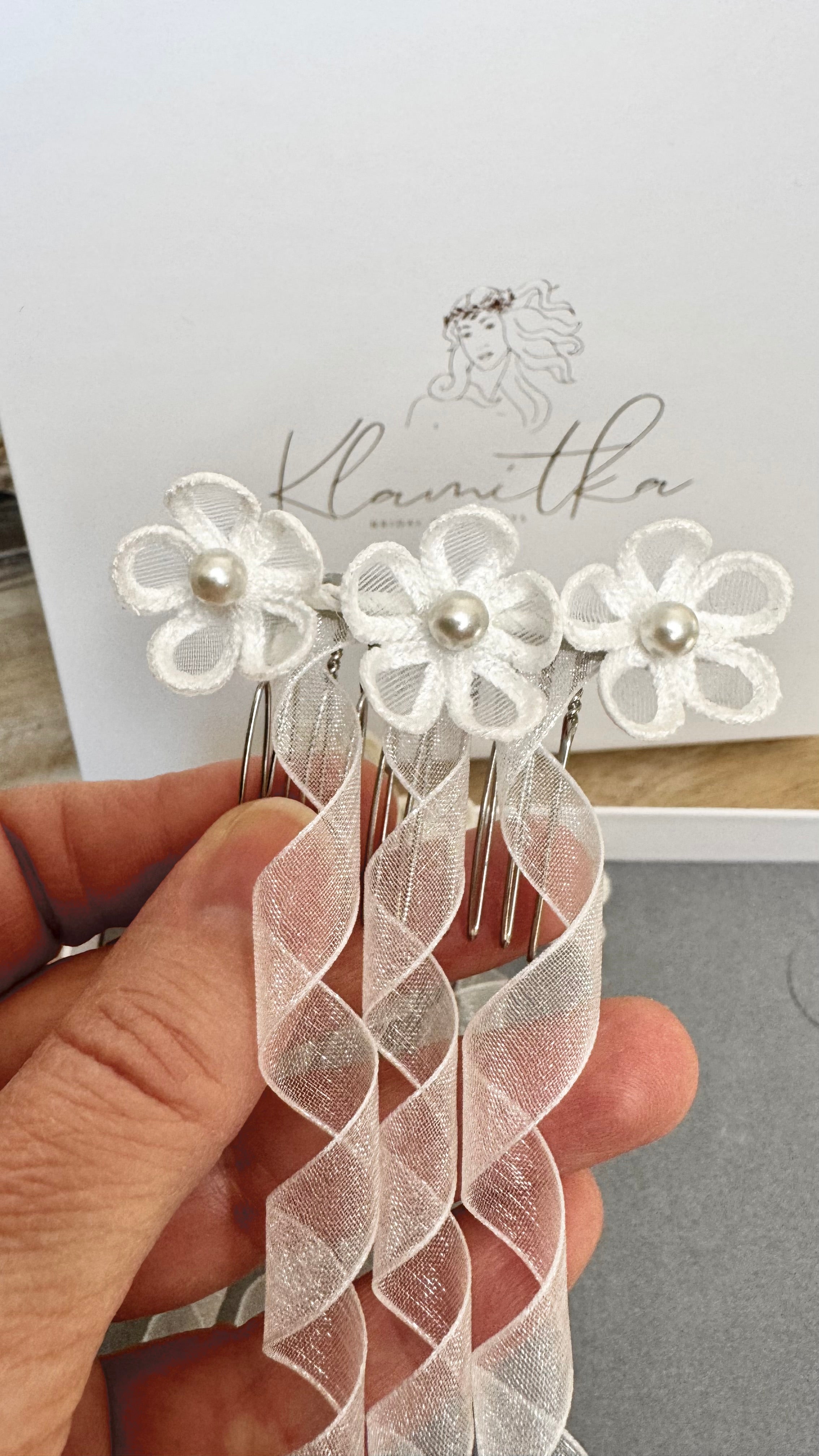 Festlicher Haarschmuck zur Erstkommunion für Mädchen, zeitloses Design.