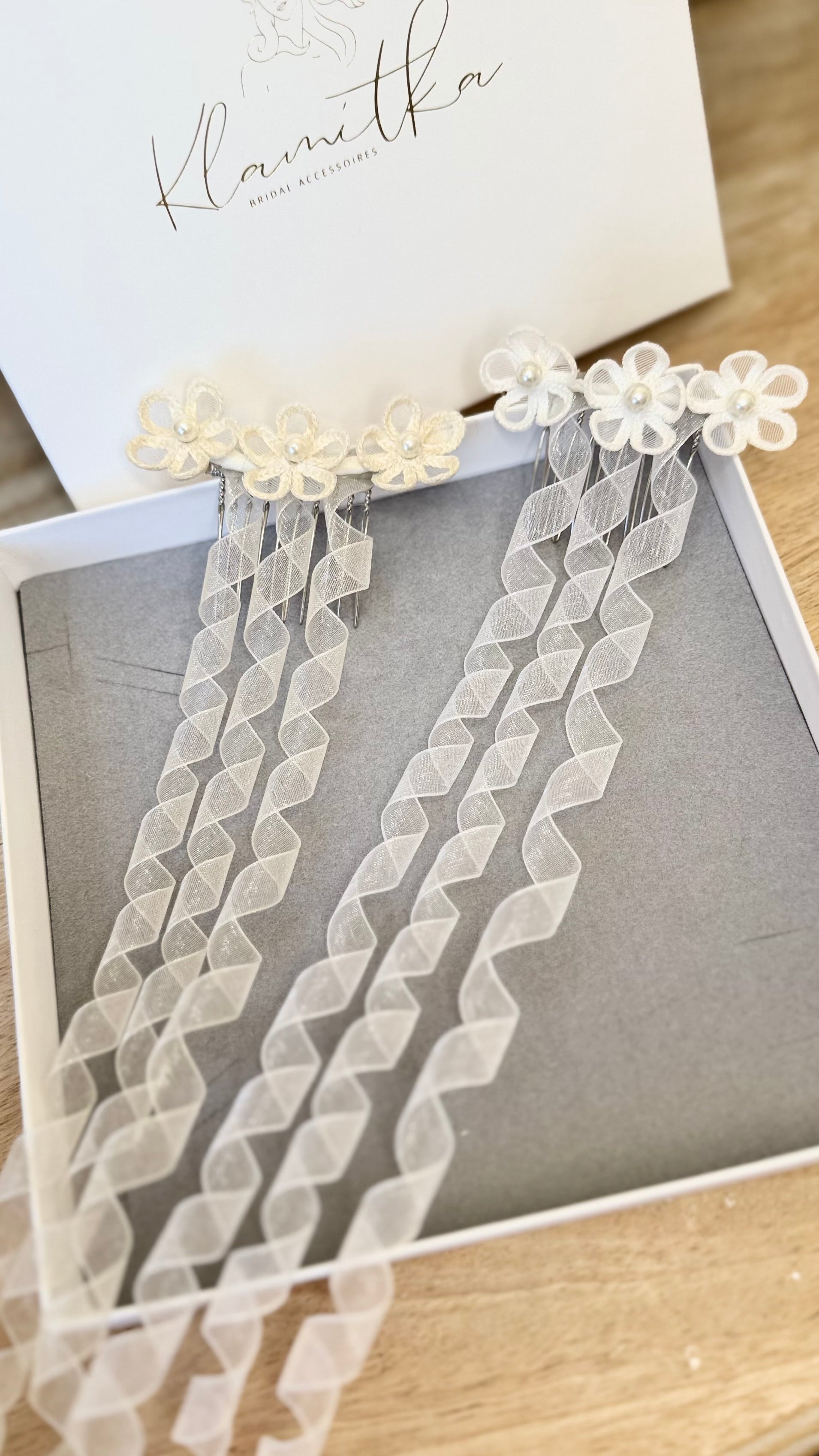 Zarter Haarschmuck zur Erstkommunion in Weiß oder Ivory, handgefertigt.