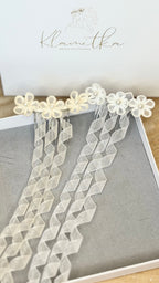 Handgefertigter Blumen-Haarkamm zur Kommunion mit Organzabändern.