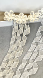 Haarschmuck Kommunion Mädchen mit Blumen und Perlen, Detailansicht.