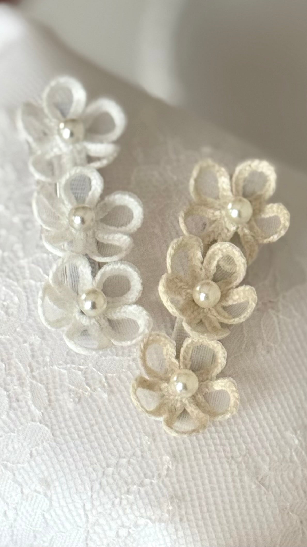 handmade haarklammer weiße blüten nahaufnahme