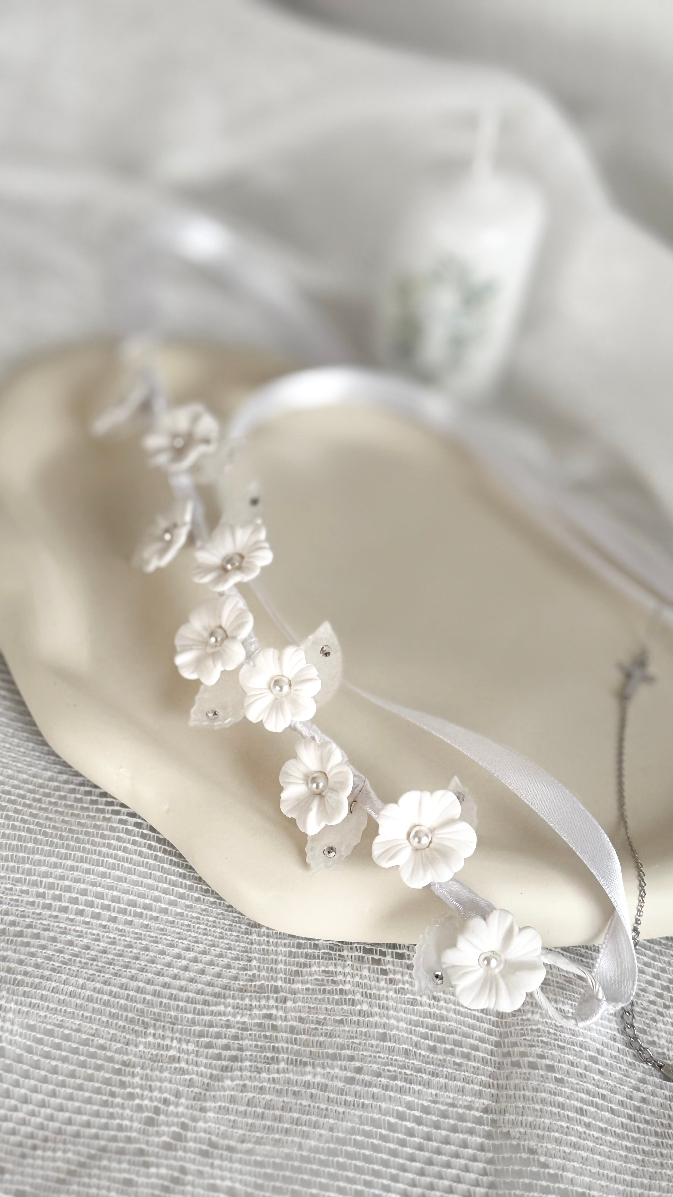 Duttband Mädchen – Haarband Kommunion mit Blumen, Blättern & Strass