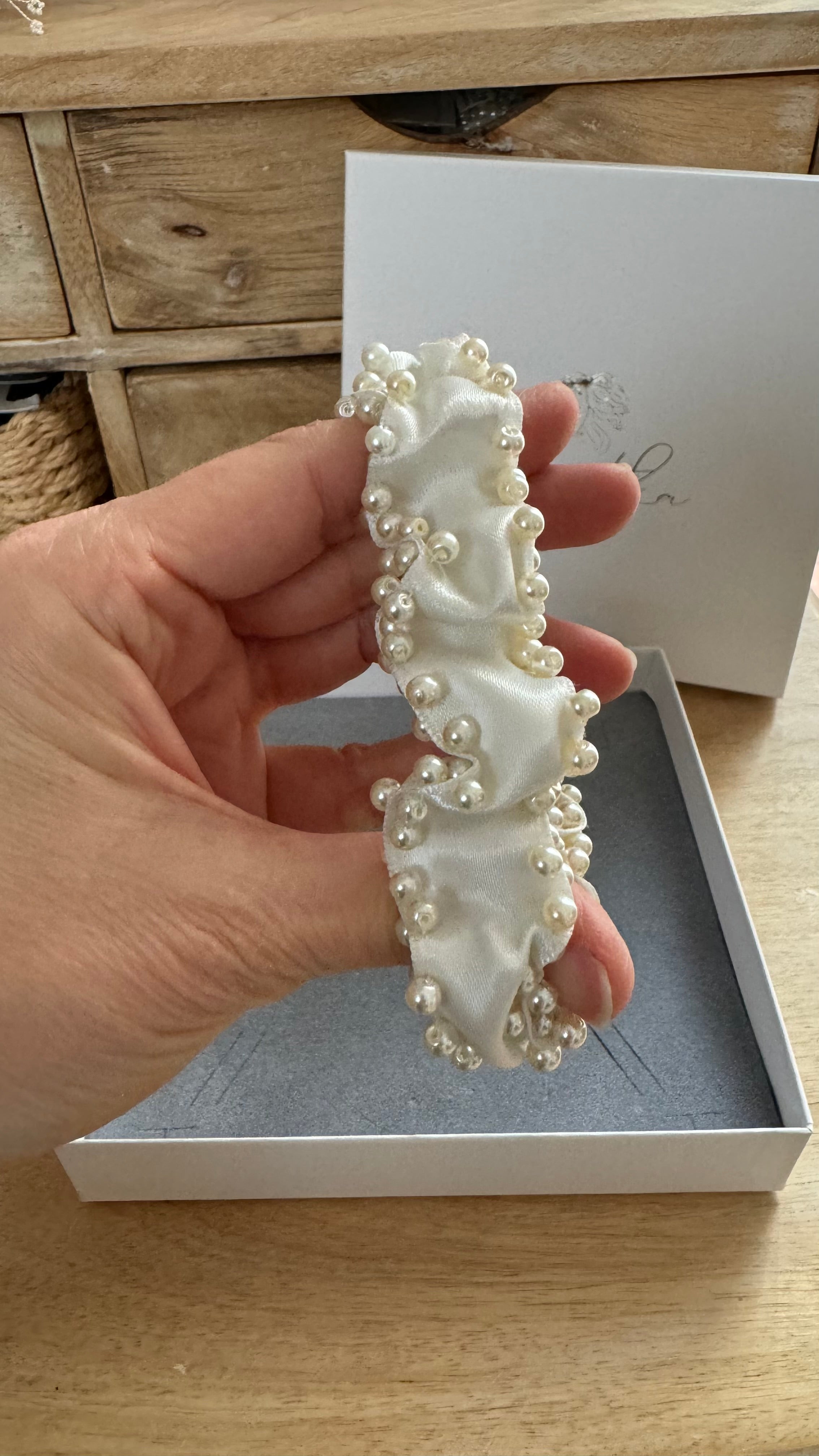 Dutt Haarband Kommunion – Weißes elastisches Haarband mit Perlen