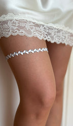 Modernes Strumpfband – Feine Spitze & blaue Strasssteine Hochzeit