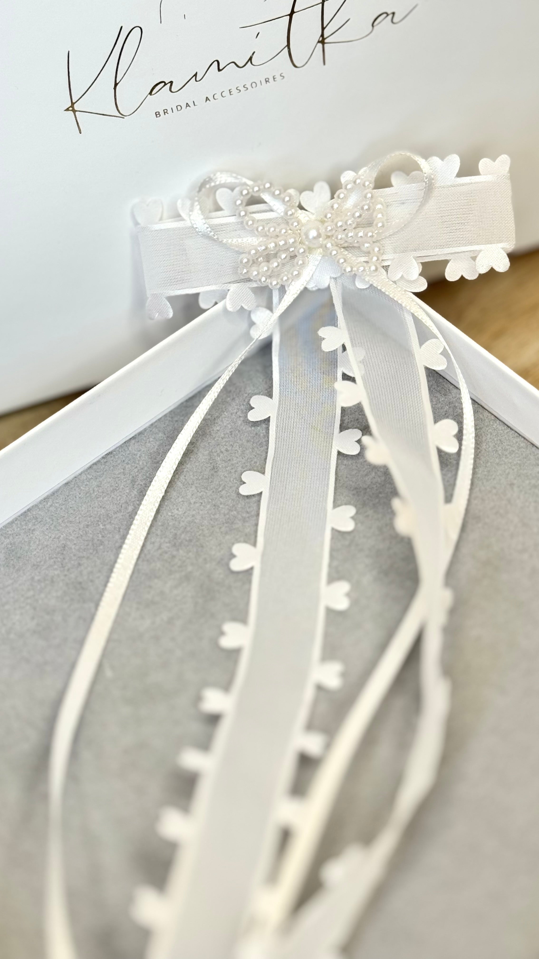 Kopfschmuck Kommunion – Haarschmuck Kommunion Schlicht mit Schleife, Perlen & langen Bändern | handgefertigt