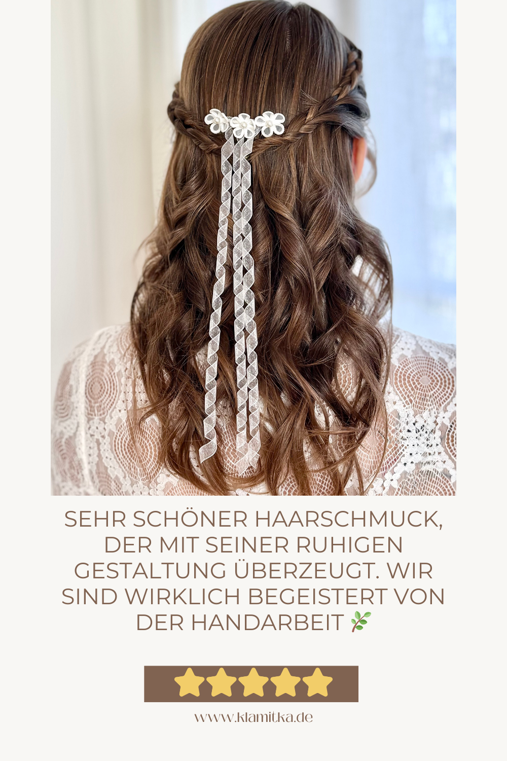 Haarkamm Kommunion mit Blumen und Perlen, getragen in einer Hochsteckfrisur.