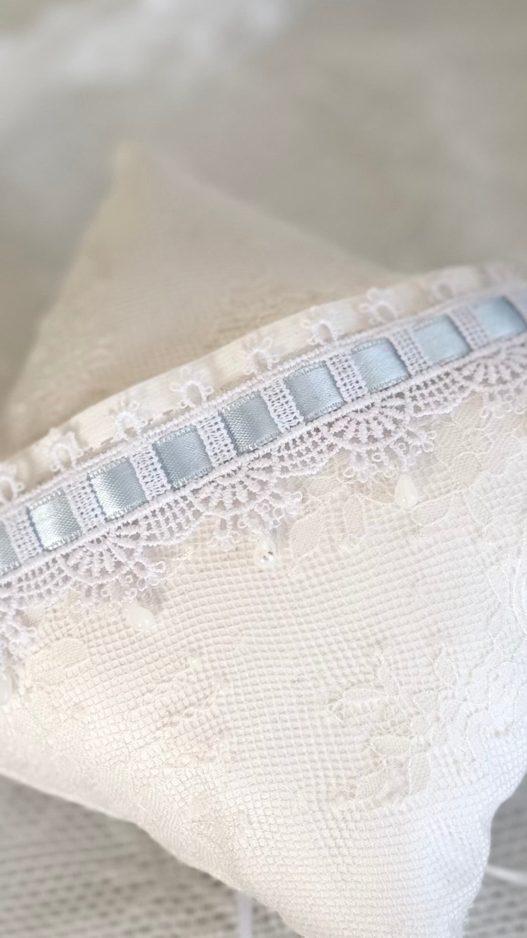 Strumpfband für Braut – Weißes Spitzen-Strumpfband mit hellblauem Band & handgenähten Tropfen