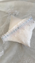 Strumpfband für Braut – Weißes Spitzen-Strumpfband mit hellblauem Band & handgenähten Tropfen